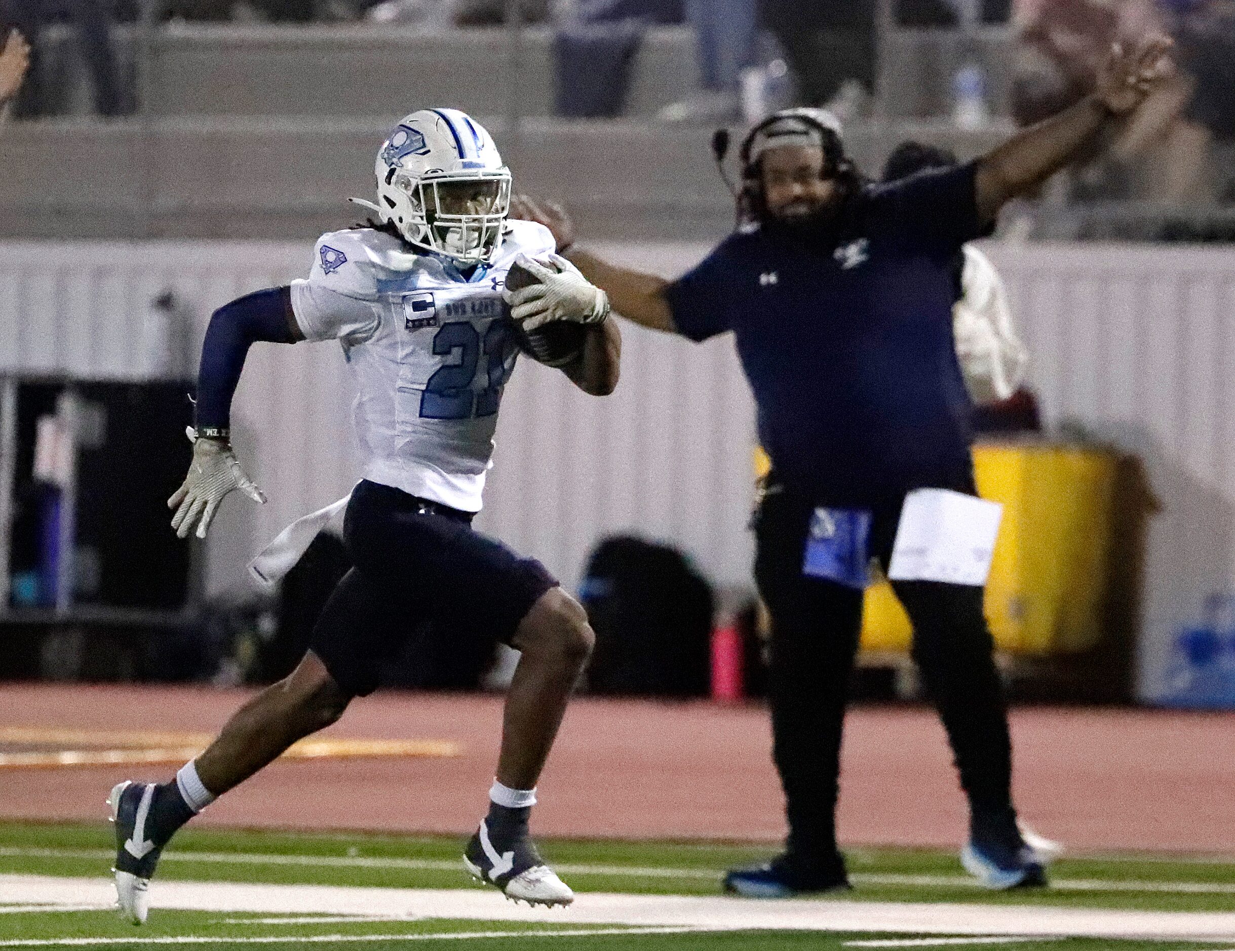 Wylie East High School quarterback Howard Fisher IV (4) runs for a touchdown during the...