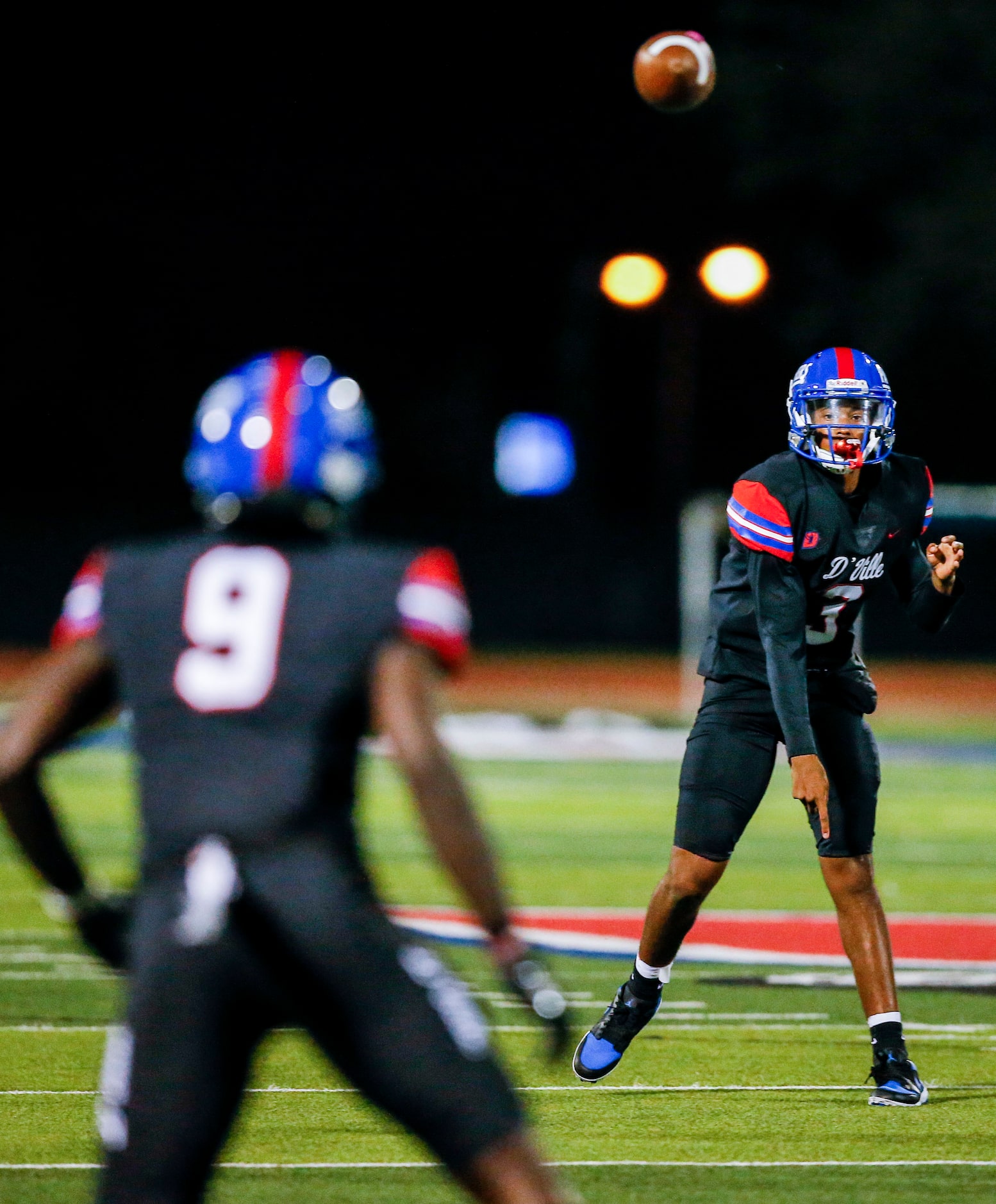 Duncanville senior quarterback Solomon James (3) throws to senior tight end Jerrale Powers...