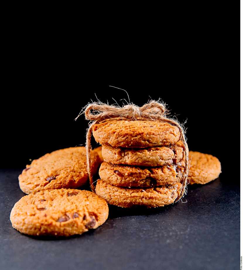 Las galletas especiadas con chispas de chocolate se logran al mezclar el puré, la crema y...
