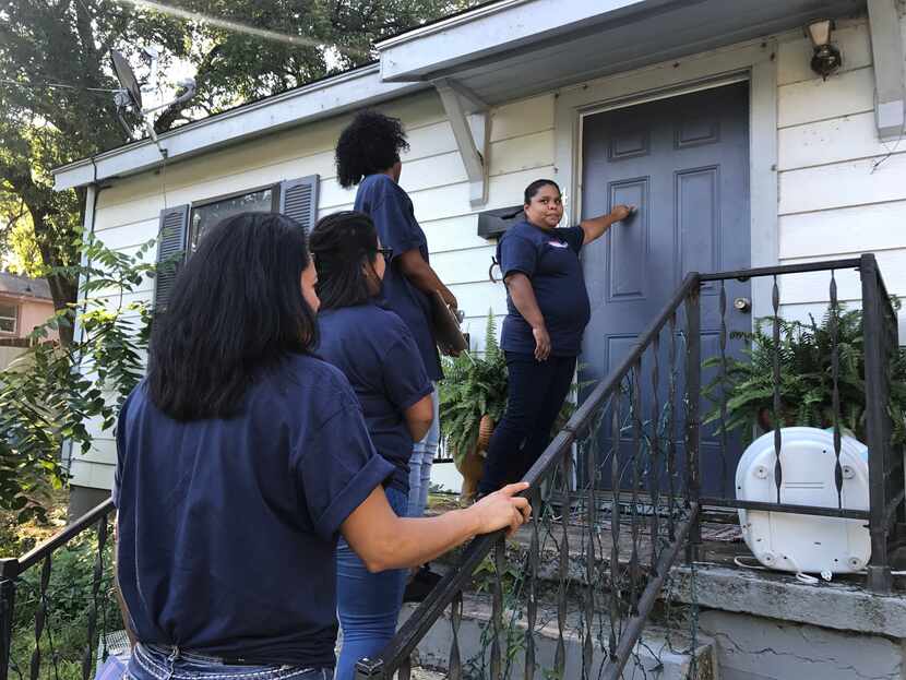 Marisol Flores, maestra de la primaria T.G. Terry, golpea la puerta de una casa en Oak...