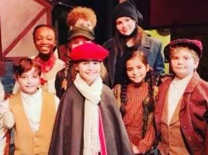 
Selena Gomez (con boina) posa con el elenco de "Ebenezer Scrooge" en el Teatro Pocket...