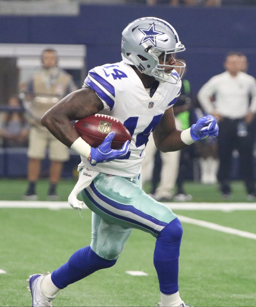 Dallas Cowboys Lance Lenoir (14 ) runs a punt back against the Raiders during the 1st...