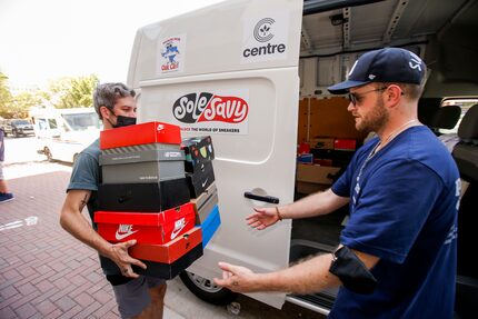 El sábado 21 de agosto su fundación recolectó cientos de pares de zapatos durante dos días,...