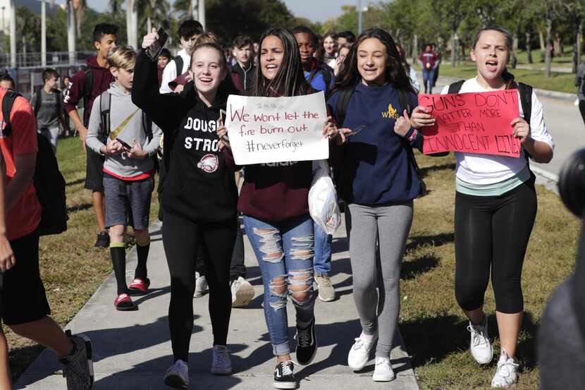 Estudiantes de Westglades Middle School en Parkland, Florida, marcha como parte de una...