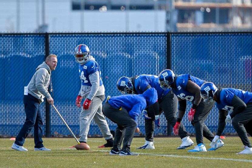 New York Giants interim head coach Steve Spagnuolo coaches the defense during Giants...