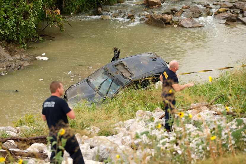 Servicios de emergencia de Carrollton rescataron a los jóvenes que cayeron con su SUV en un...