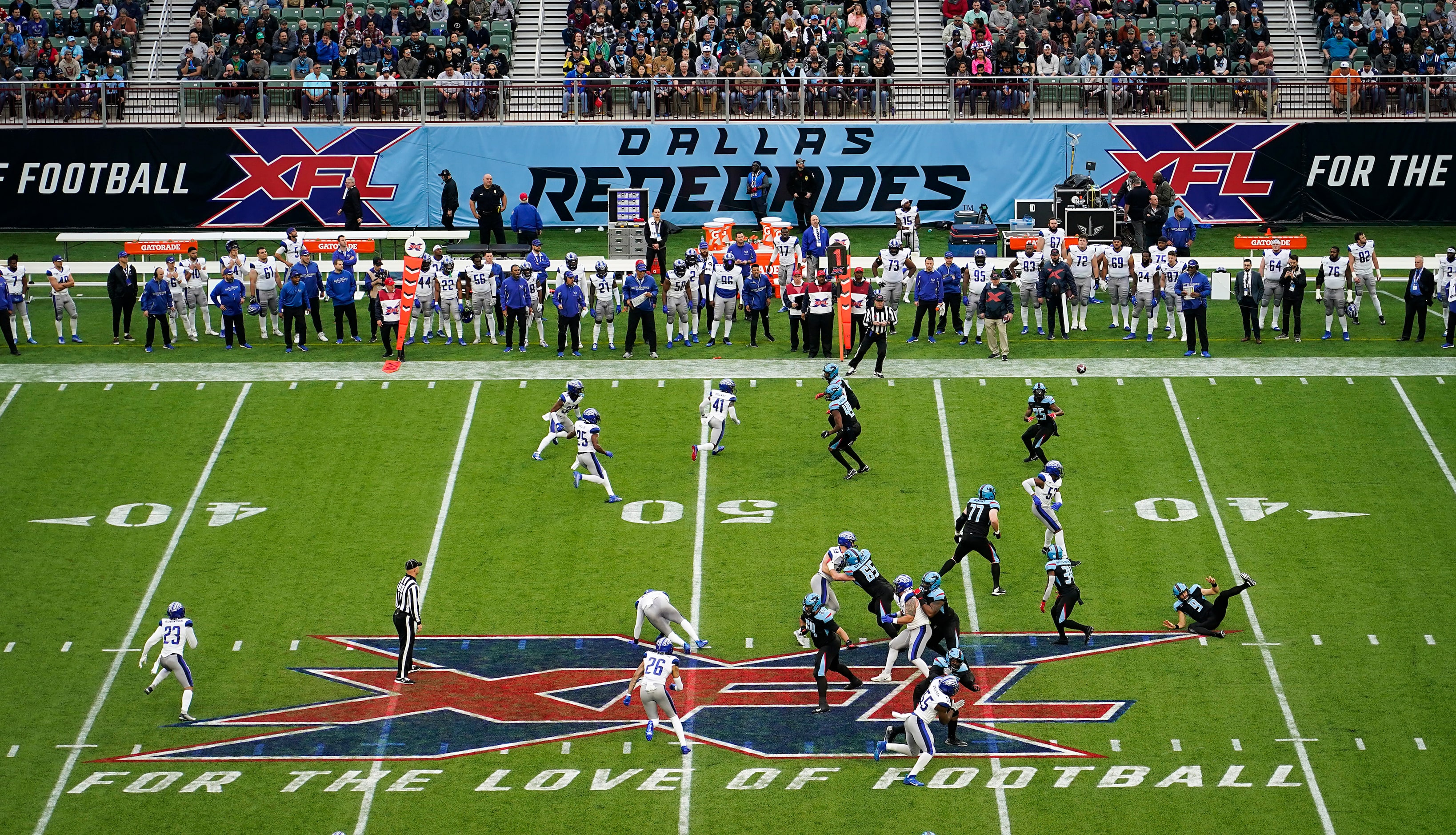 Dallas Renegades running back Lance Dunbar (25) catches a pass near midfield during the...