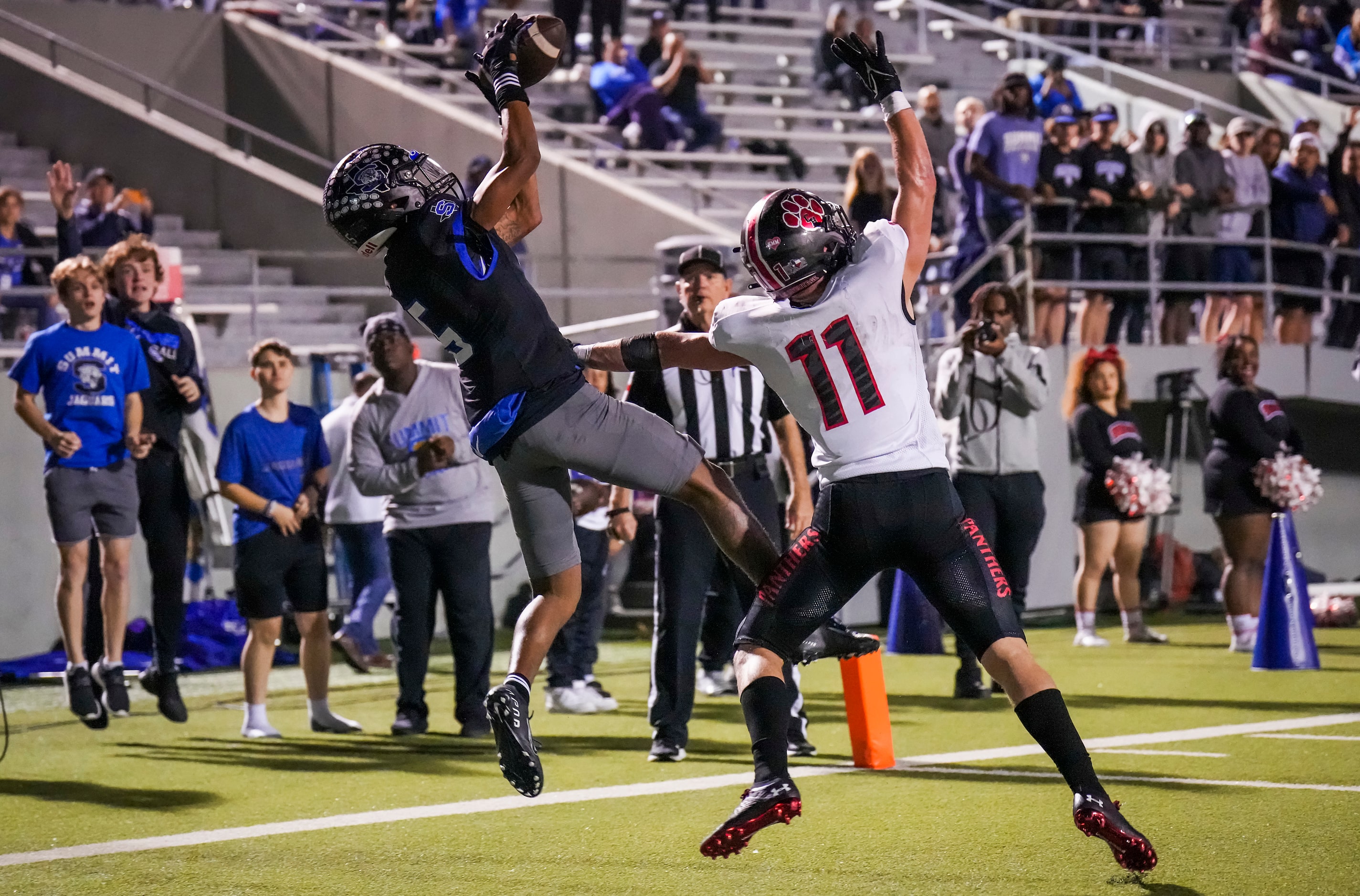 Mansfield Summit wide receiver Bryan Spotwood Jr. (5) hauls in a touchdown pass over...