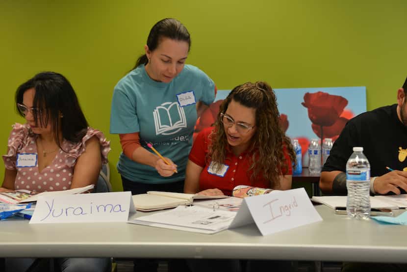 Voluntarios ayudan a migrantes durante una clase de inglés como segundo idioma en The Academy 