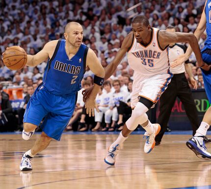 Jason Kidd (2) conduce el balón ante el Thunder de Oklahoma City en un partido realizado el...