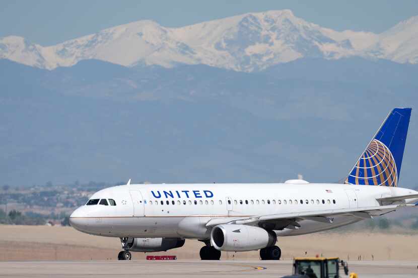 Un avión de pasajeros de United Airlines despega del Aeropuerto Internacional de Denver el...