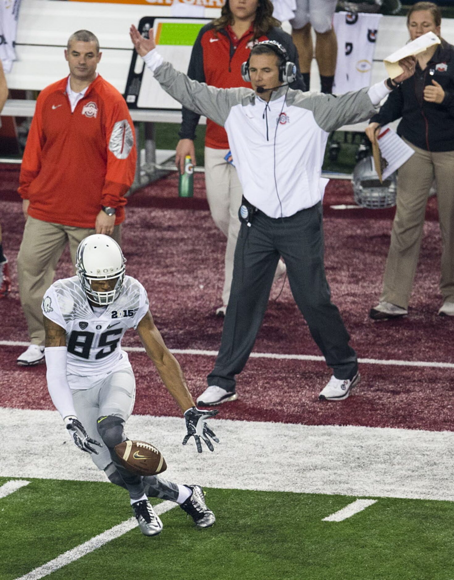 Oregon Ducks wide receiver Dwayne Stanford (85) drops a pass in front of the Ohio State...