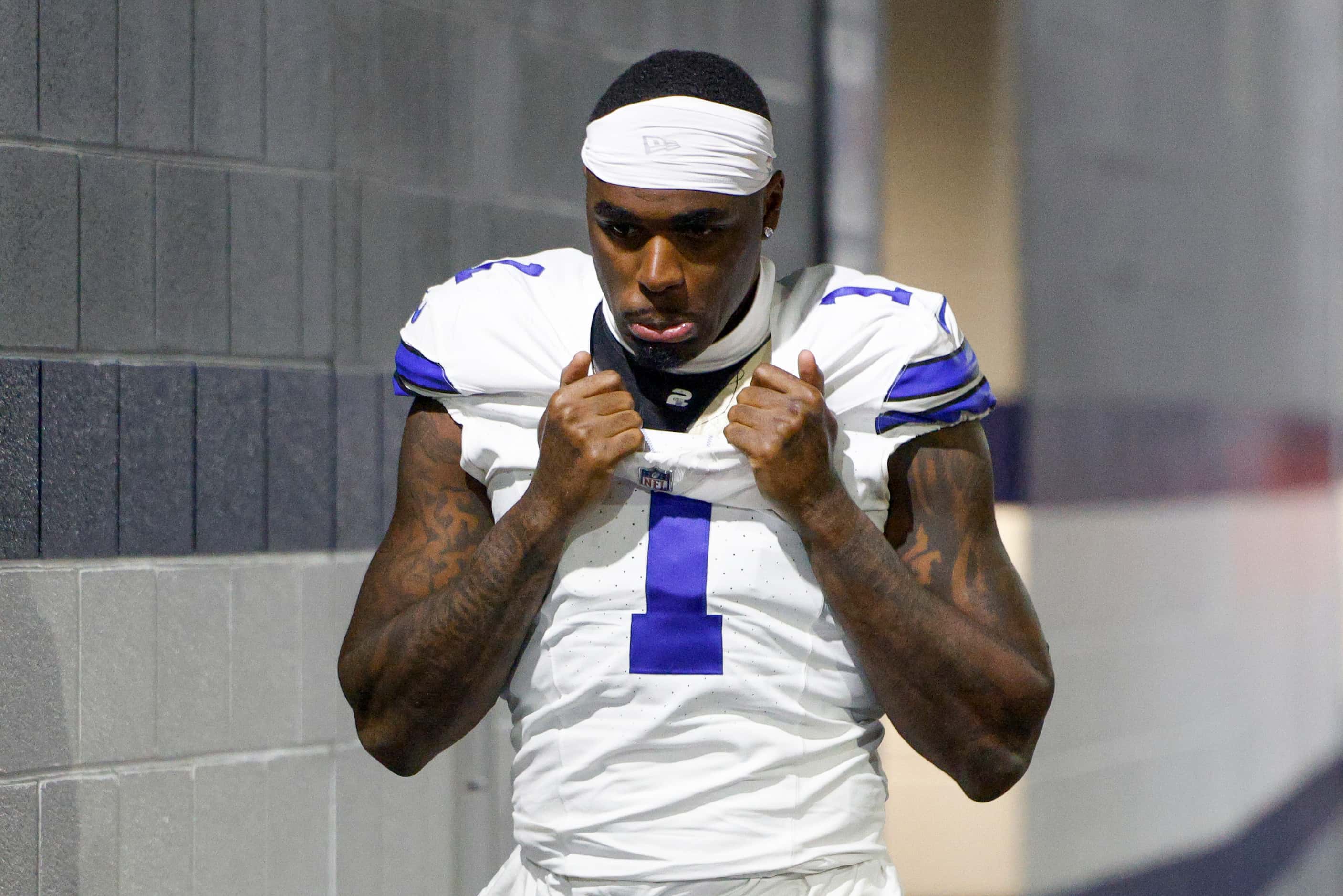 Dallas Cowboys safety Jayron Kearse (1) walks to the locker room after an NFL wild card...