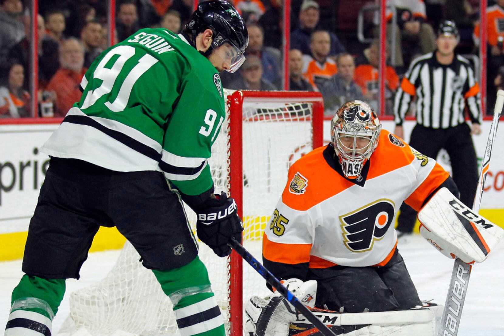 Brayden Schenn nets hat trick, Flyers' win streak goes to 8