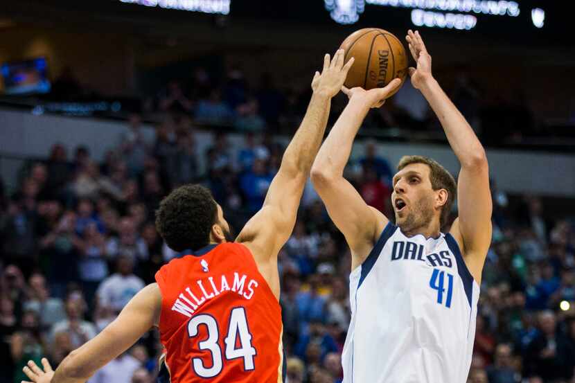 Dallas Mavericks forward Dirk Nowitzki (41) takes a shot to pass Wilt Chamberlain for the...