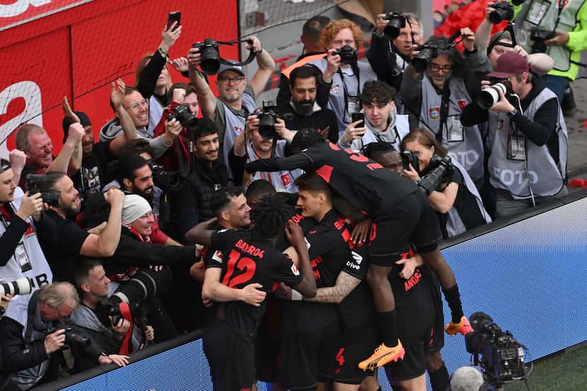 Jugadores del Bayer Leverkusen celebran tras el tercer gol de su equipo en el encuentro ante...