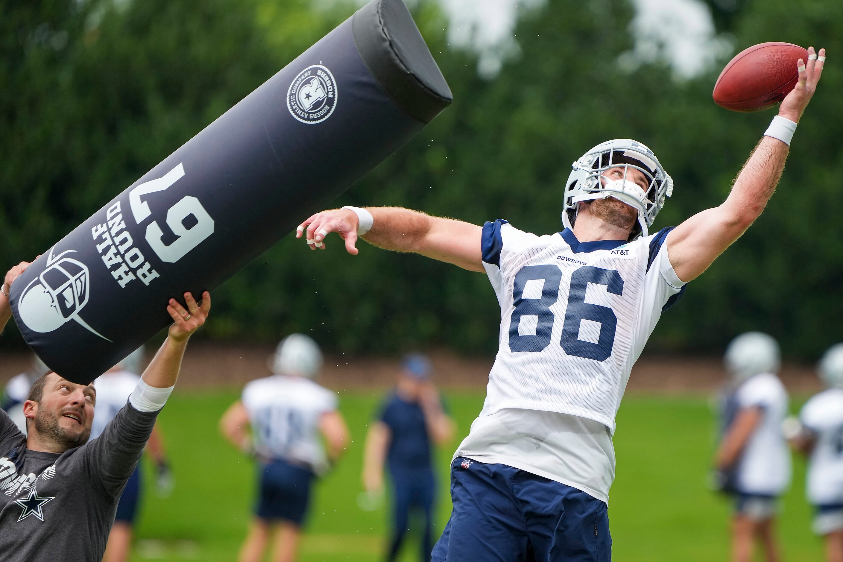 Dallas Cowboys tight end Dalton Schultz (86) reaches for a pass while participating in a...