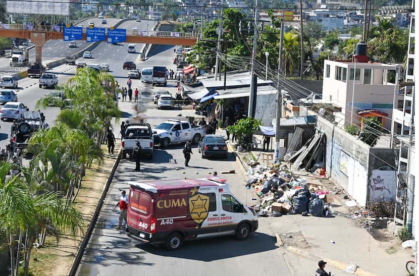 En Acapulco, Guerrero, ayer dos custodios del penal de Las Cruces fueron asesinados y una...
