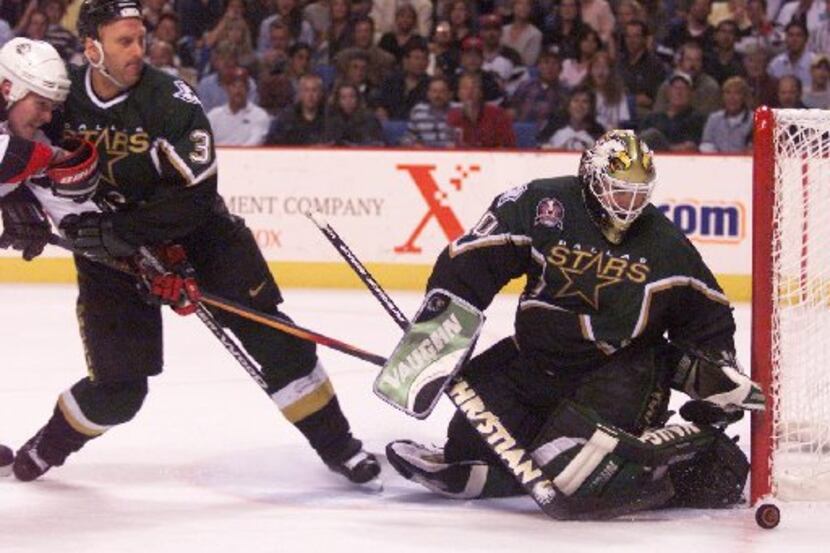 ORG XMIT: S11A109CB 6/19/99 - Stanley Cup Finals, Game 6 - Stars' Eddie Belfour deflects a...