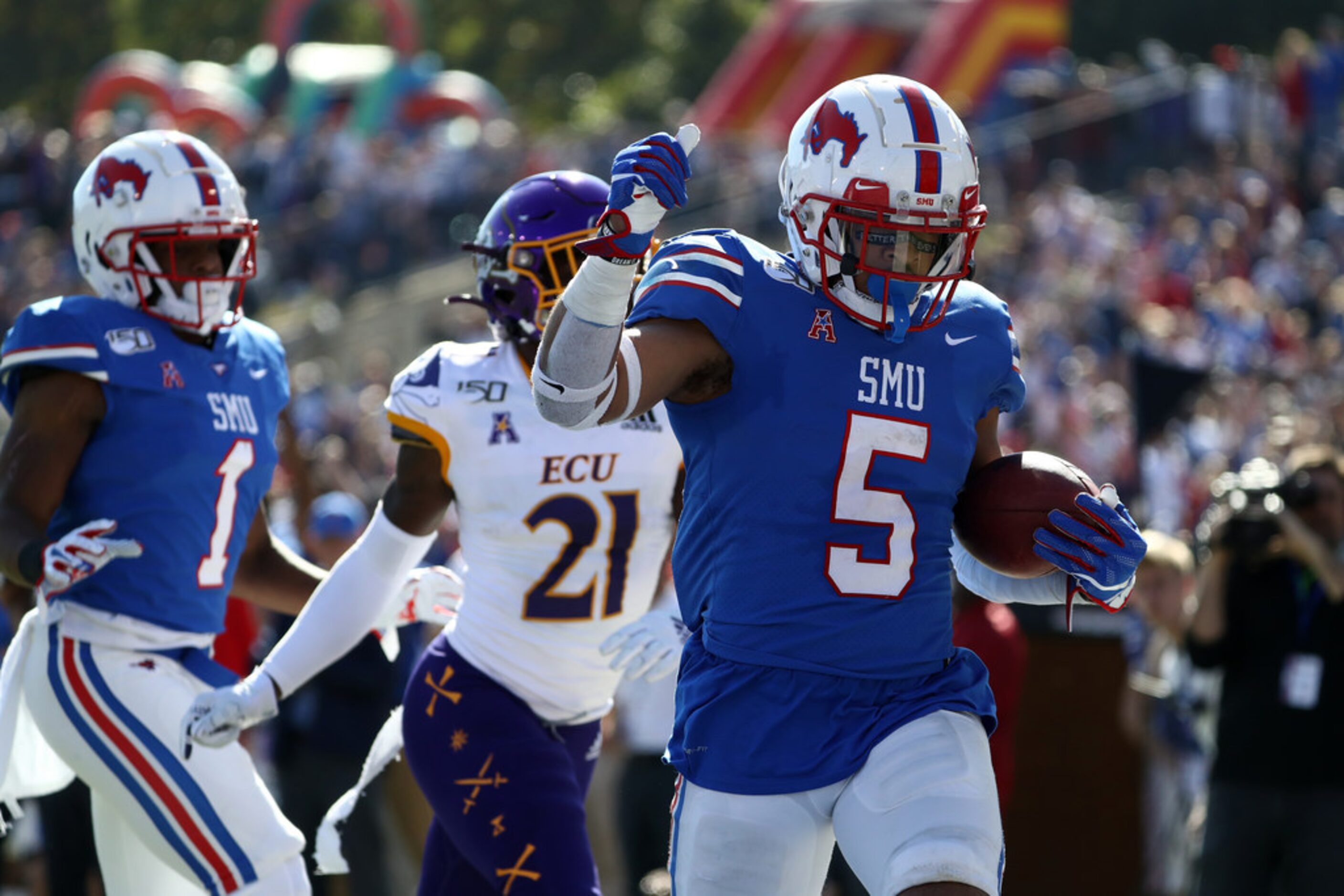 DALLAS, TEXAS - NOVEMBER 09:  Xavier Jones #5 of the Southern Methodist Mustangs runs for a...