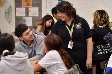 Christina Herrera, junto a sus estudiantes de la preparatoria North Dallas. Herrera fue...