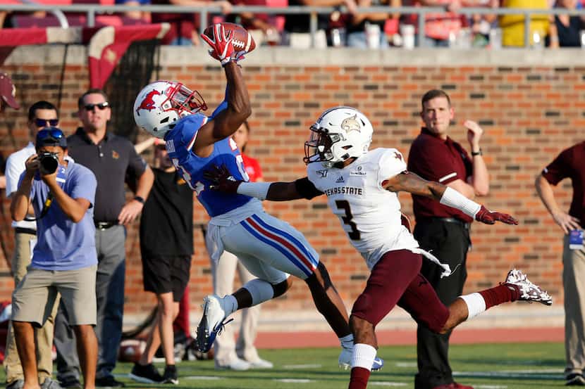 Southern Methodist Mustangs wide receiver Myron Gailliard (22) catches a pass in front of...