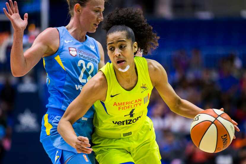 Dallas Wings guard Skylar Diggins-Smith (4) gets around Chicago Sky guard Courtney...