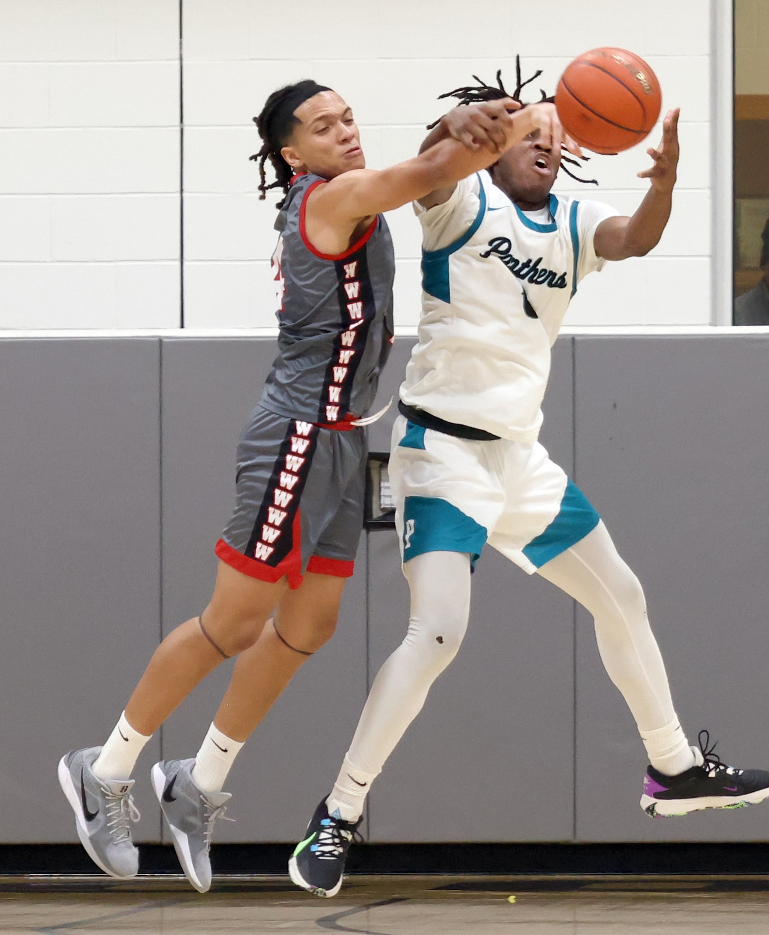 Dallas Woodrow Wilson's Dee Smith (4), left, reaches to knock a pass away from Frisco...