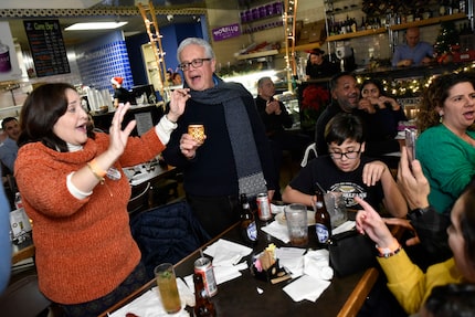 Mirna Amelia Toro y Jose Bruzual bailan durante una celebración navideña en el restaurante...