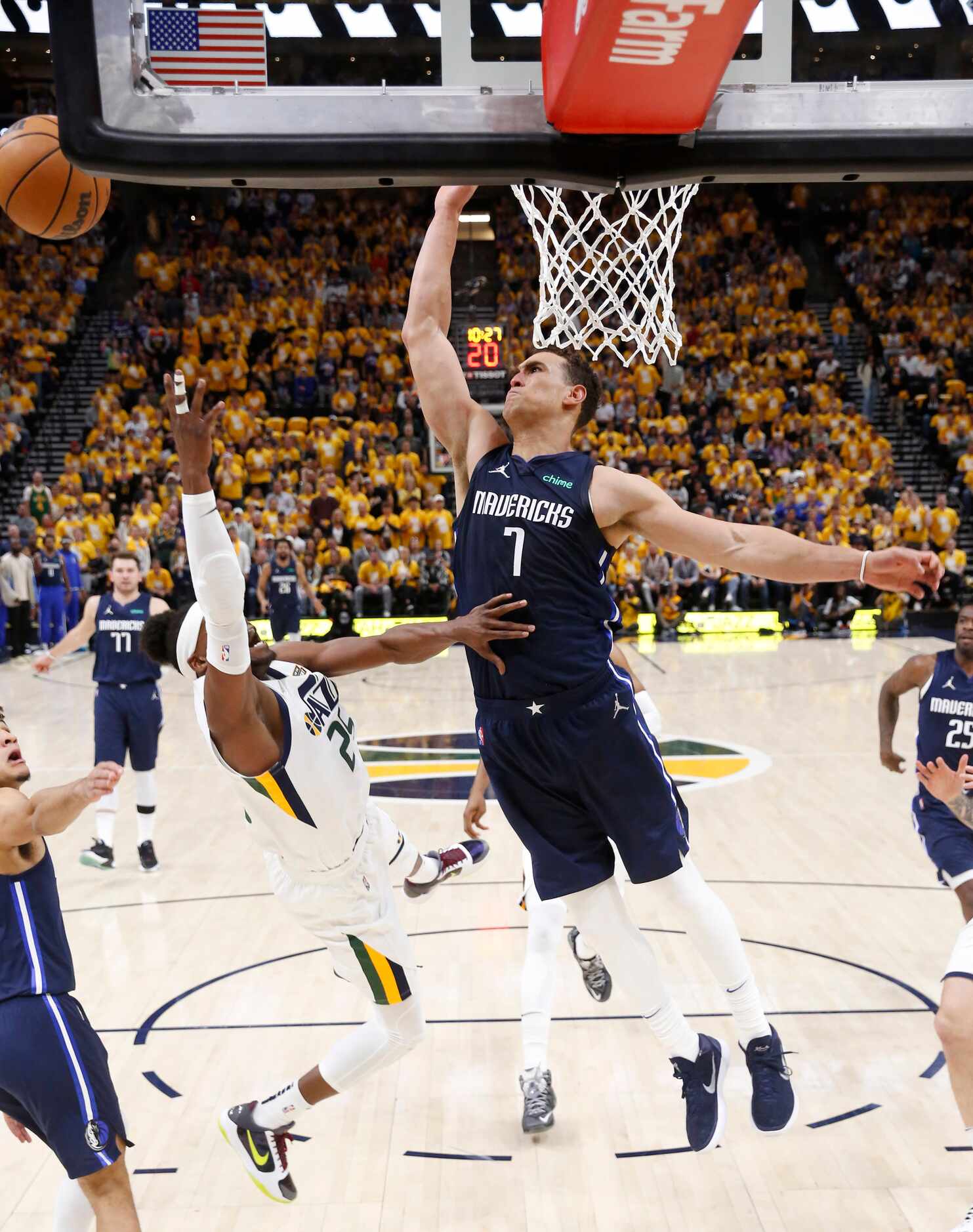 Dallas Mavericks center Dwight Powell (7) attempts to block a shot from Utah Jazz forward...