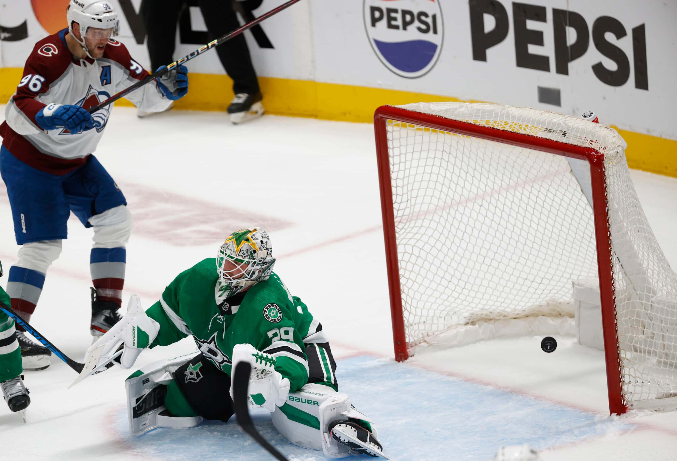 Dallas Stars goaltender Jake Oettinger (29) cannot stop a shot by Colorado Avalanche left...