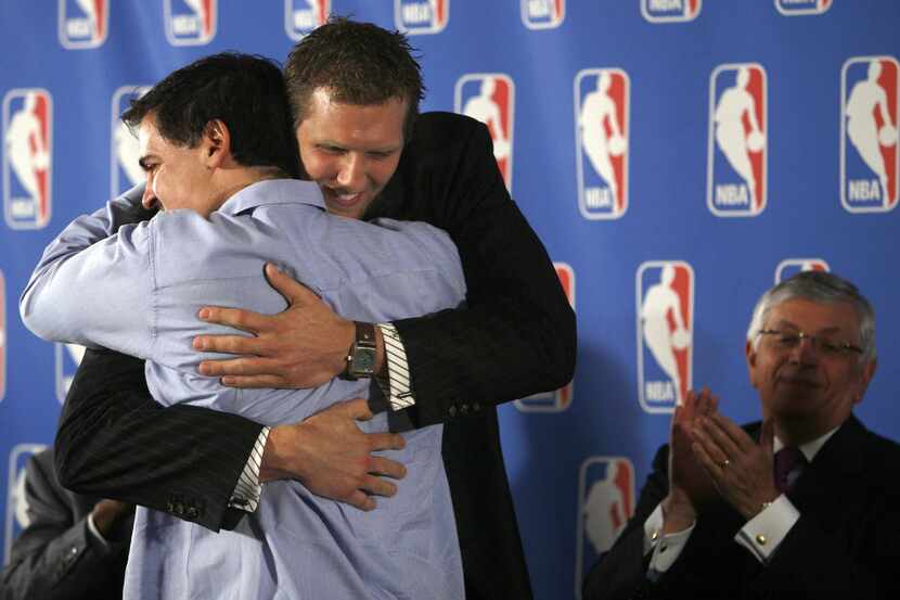 El jugador de los Dallas Mavericks, Dirk Nowitzki, abraza al dueño del equipo Mark Cuban...