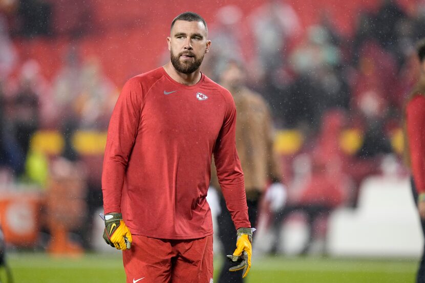 El ala cerrada de los Kansas City Chiefs Travis Kelce durante su calentamiento previo al...