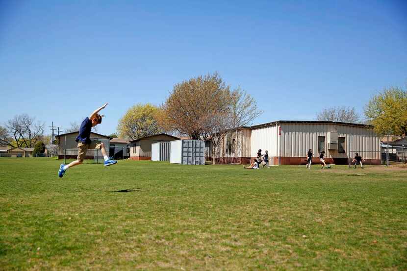 Estudiantes juegan en el patio de la primaria Stonewall Jackson, del DISD. (DMN/G.J. McCARTHY)
