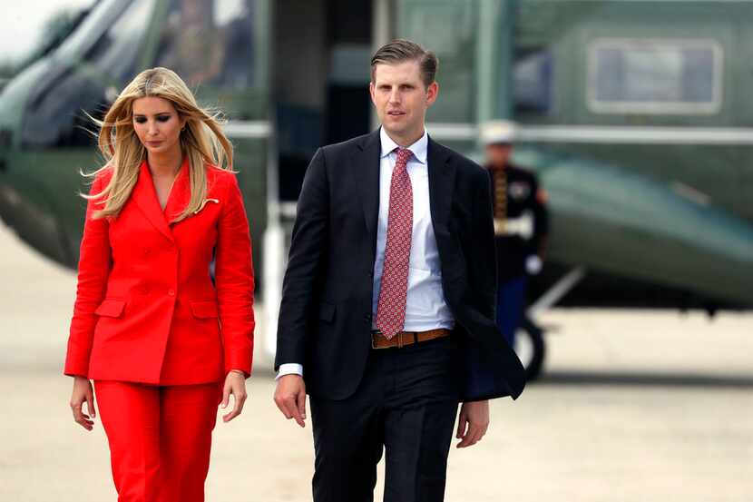 Ivanka y Eric Trump, ambos hijos del presidente Donald Trump, se dirigen a abordar el avión...