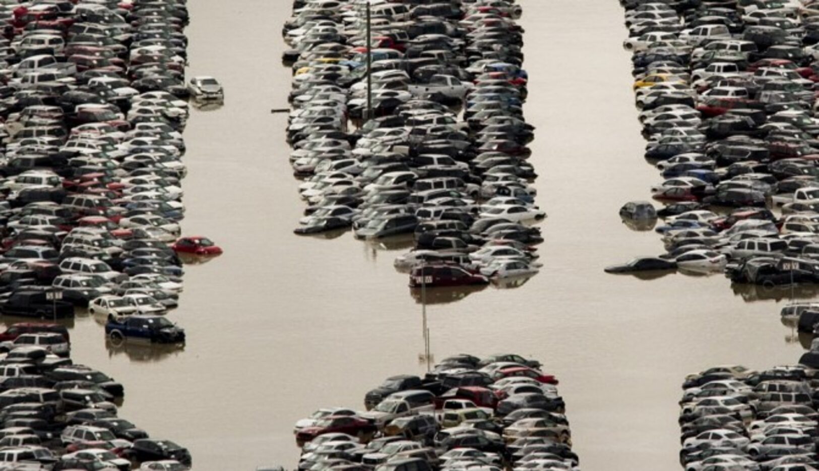 
				Un lote de autos chatarra completamente cubierto de agua. (DMN/SMILEY N. POOL/)
				