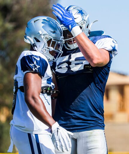 El linebacker Leighton Vander Esch (55) felicita al corredor Tony Pollard (36) durante una...