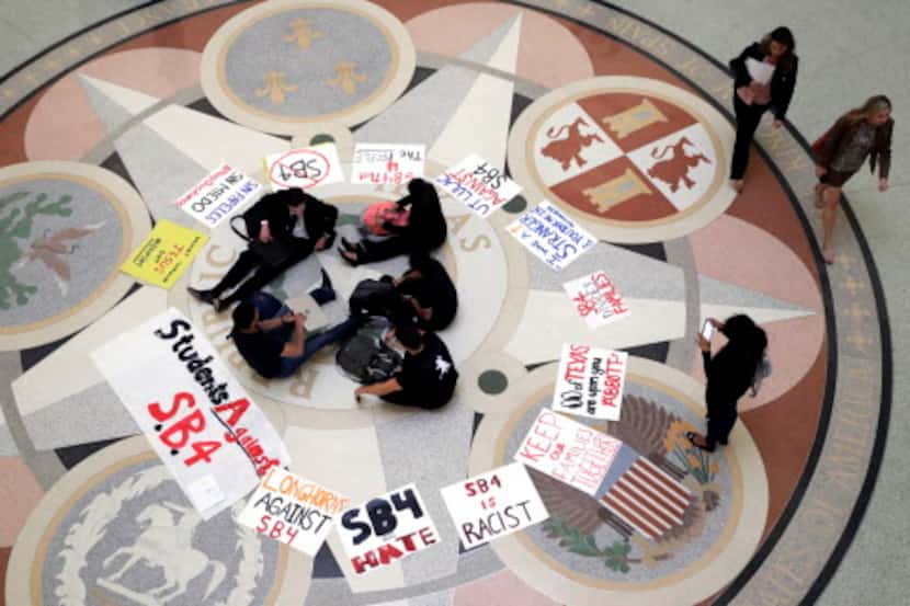 Estudiantes en una protesta en el Capitolio  en contra de la Ley SB4./AP
