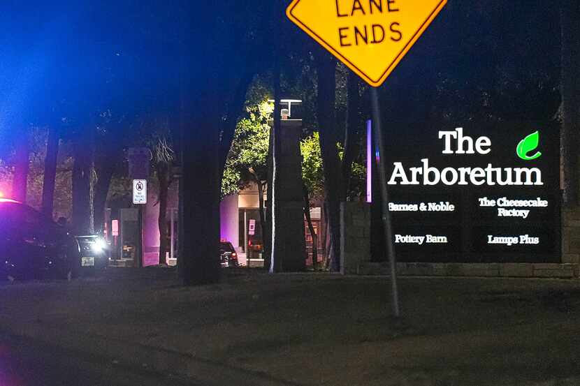 Una patrulla de la policía de Austin bloquea la entrada a The Arboretum shopping center...
