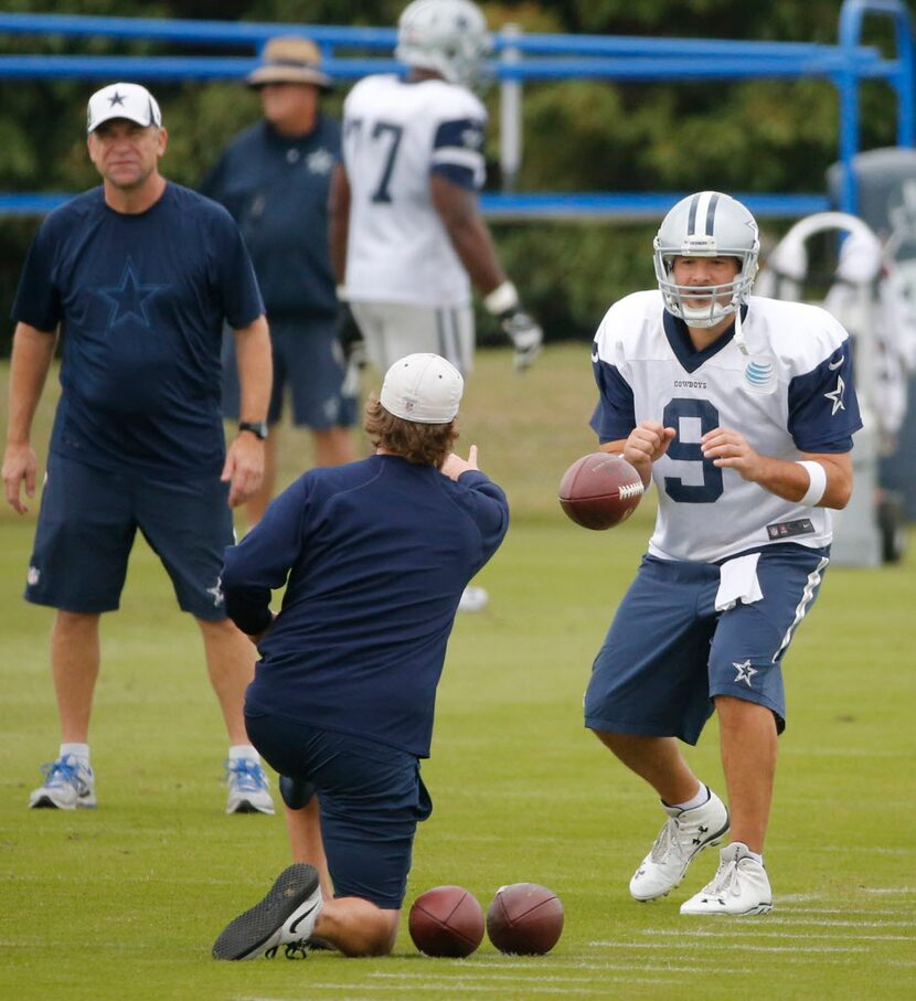 El mariscal Tony Romo estuvo haciendo unos lanzamientos el jueves.