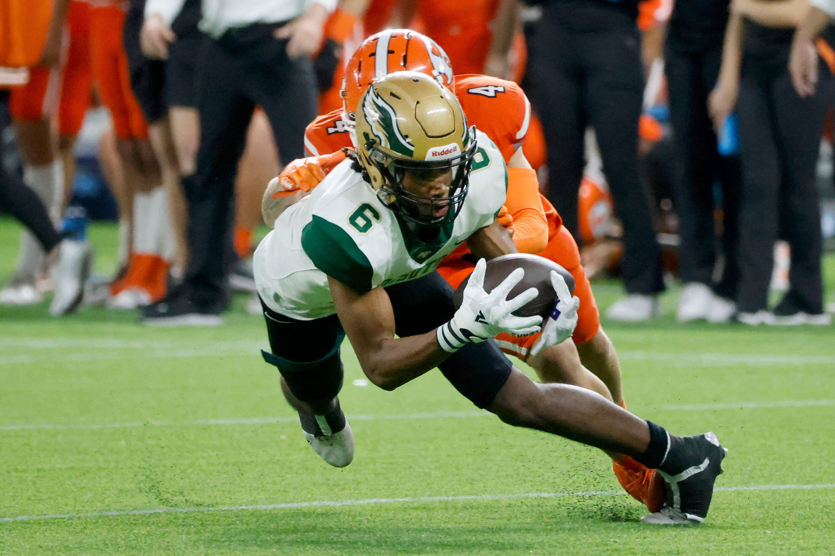 DeSoto receiver Stephon Johnson (6) makes a catch in front of Rockwall defender Tre Carter...