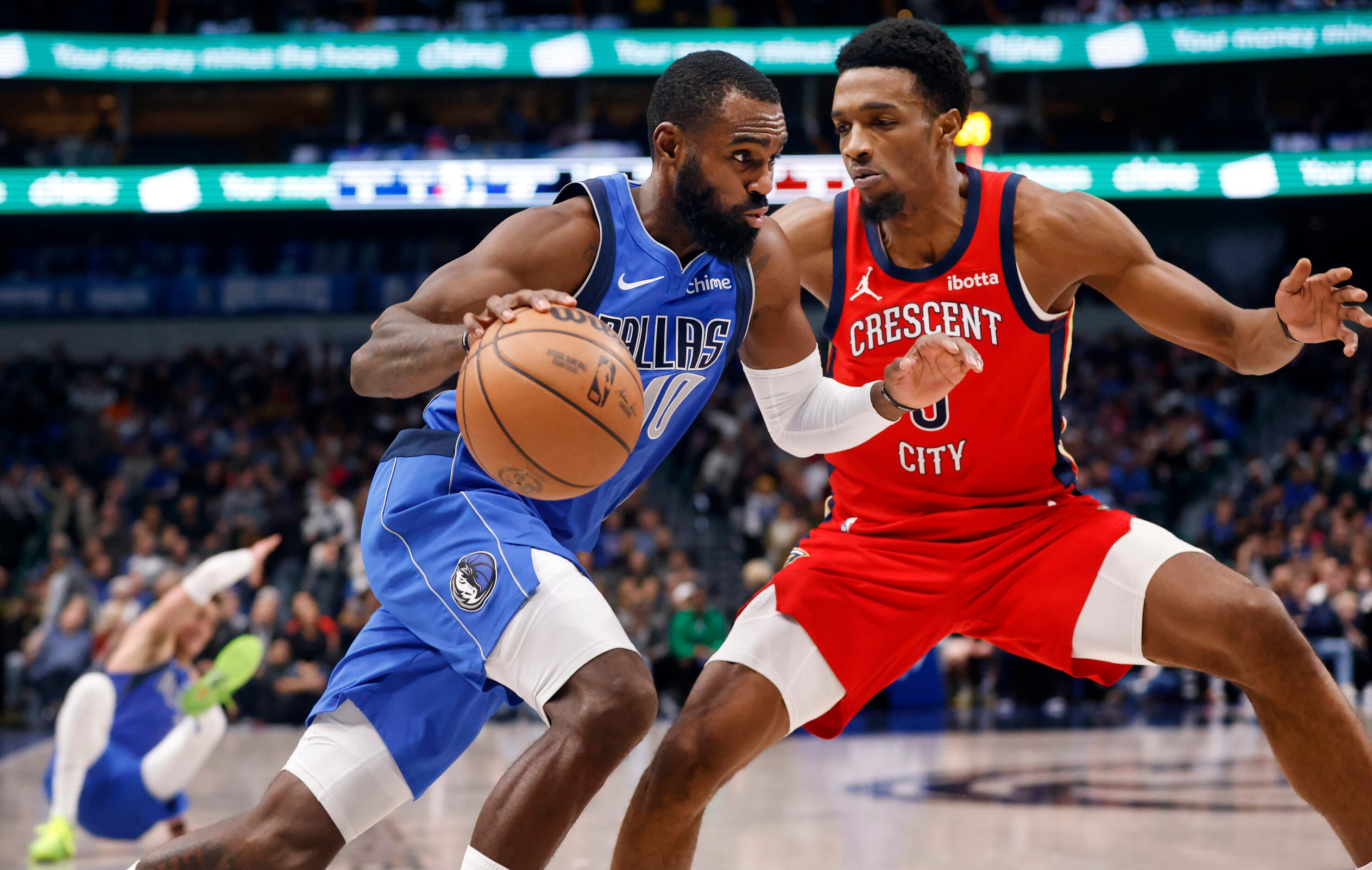 Dallas Mavericks forward Tim Hardaway Jr. (10) drives to the basket past New Orleans...