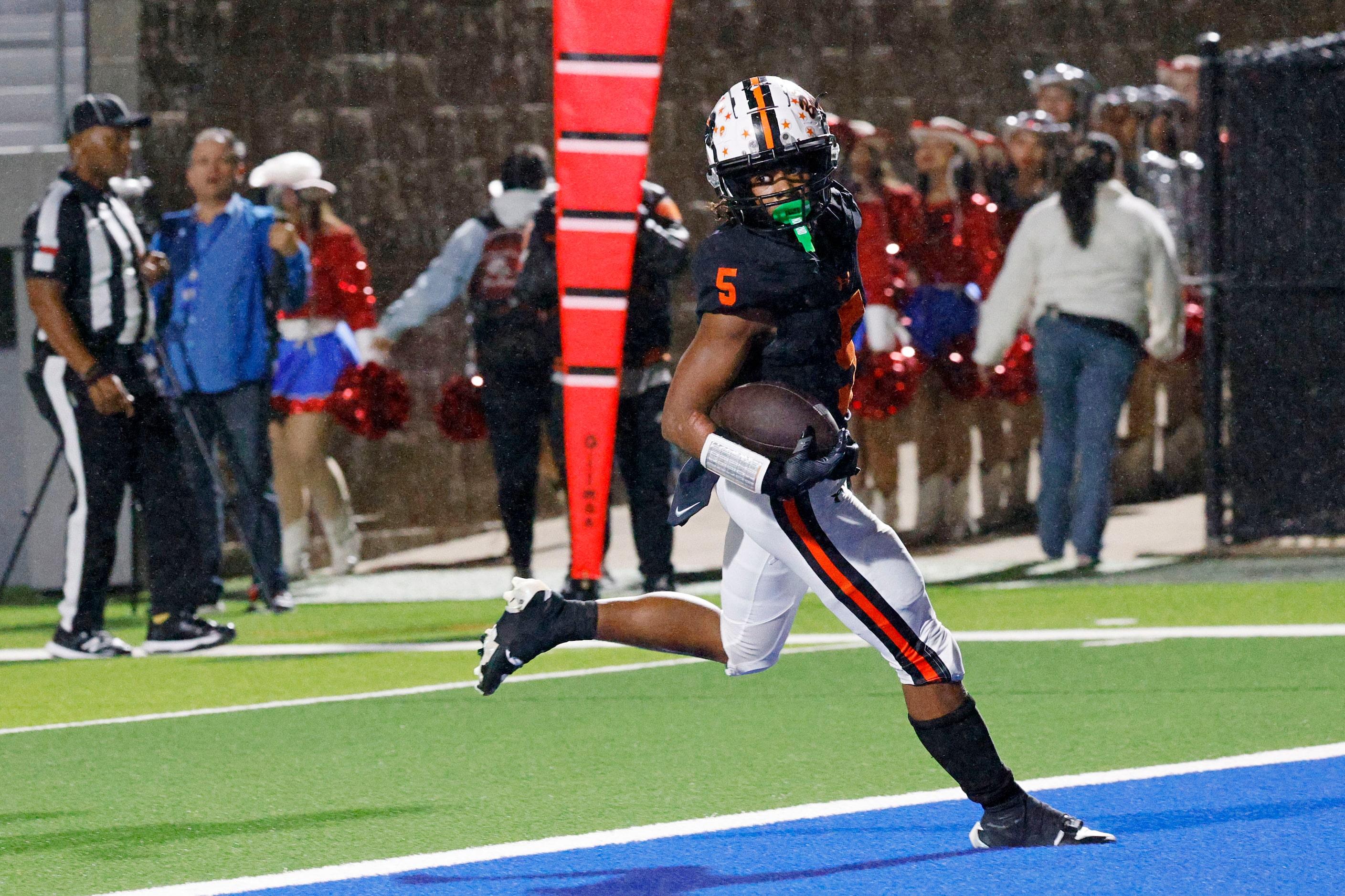 Haltom's Vudrico Roberson (5) runs into the end zone for a touchdown in the first half of a...