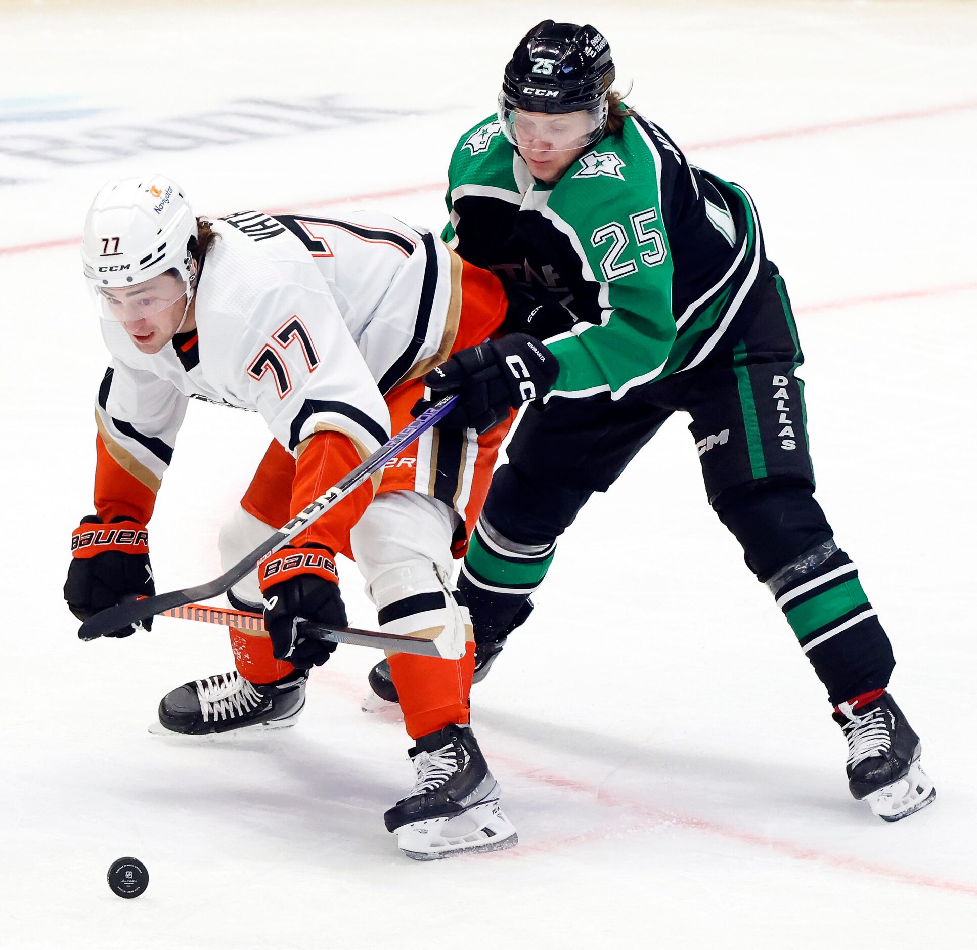 Dallas Stars left wing Joel Kiviranta (25) battles Anaheim Ducks right wing Frank Vatrano...