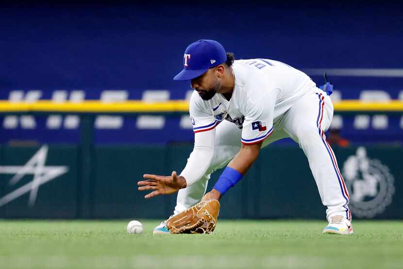 Texas Rangers second baseman Ezequiel Duran (70) fields a grounder by Houston Astros...
