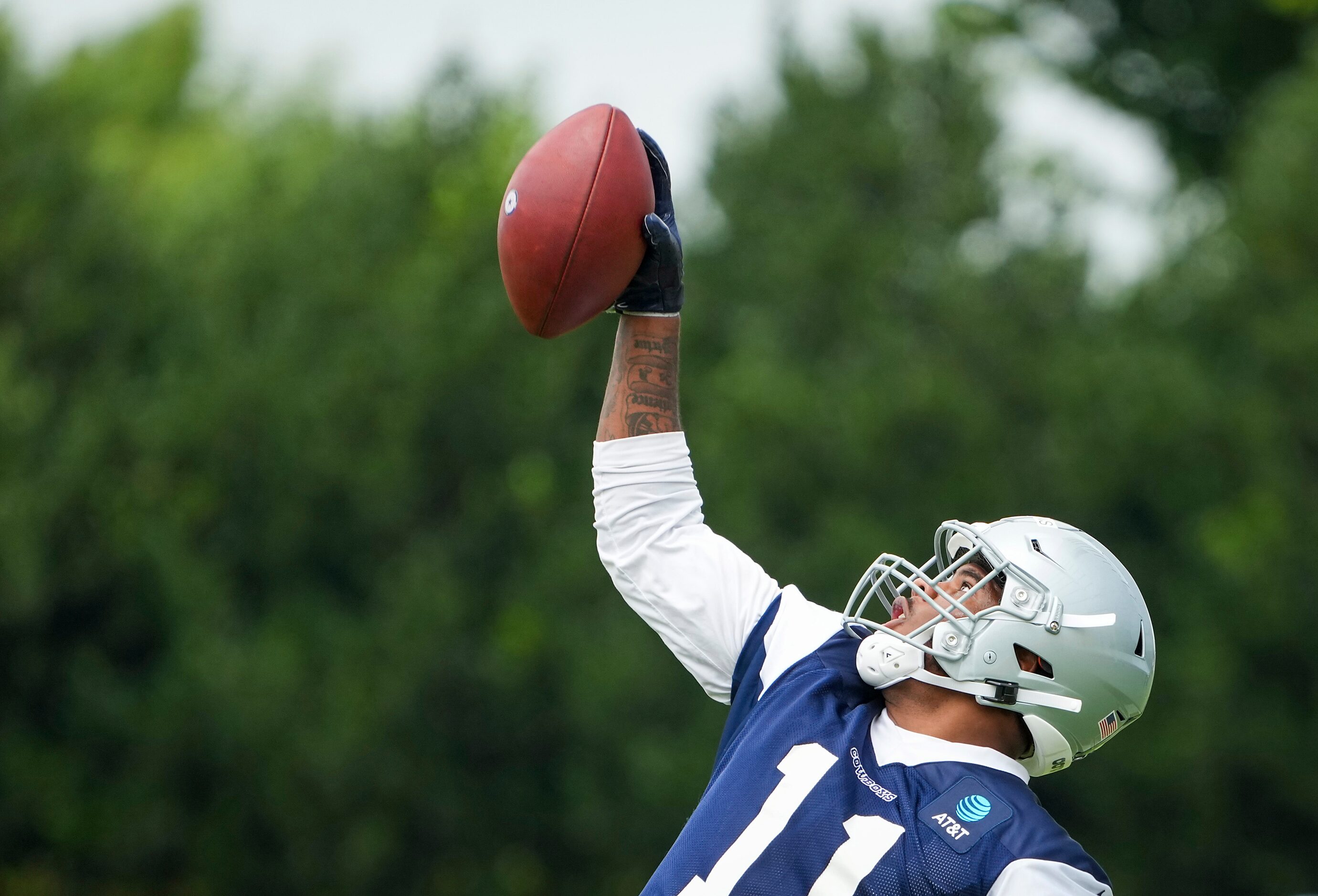 Dallas Cowboys linebacker Micah Parsons (11) makes a catch while participating in a drill...