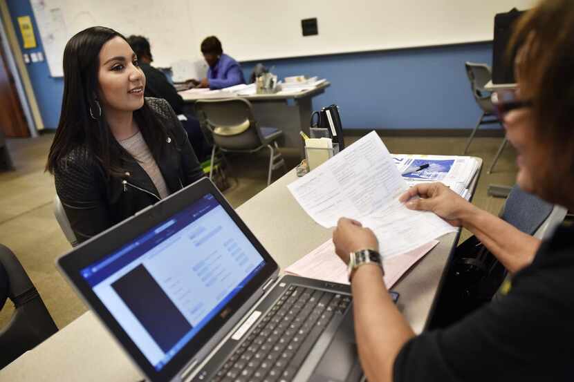 Joselyn Briseno, de 23 años, recibe ayuda con sus impuestos en el Dallas Community Tax...