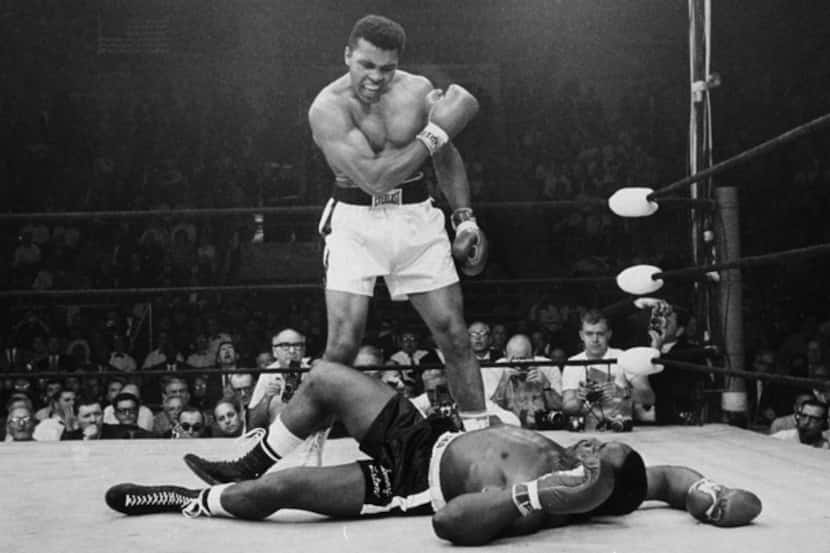 Muhammad Ali noquea a Joe Frazier en una de sus peleas legendarias. 
