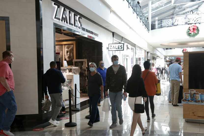 Customers waited to get into Zales at Stonebriar Centre in Frisco two days before Christmas.