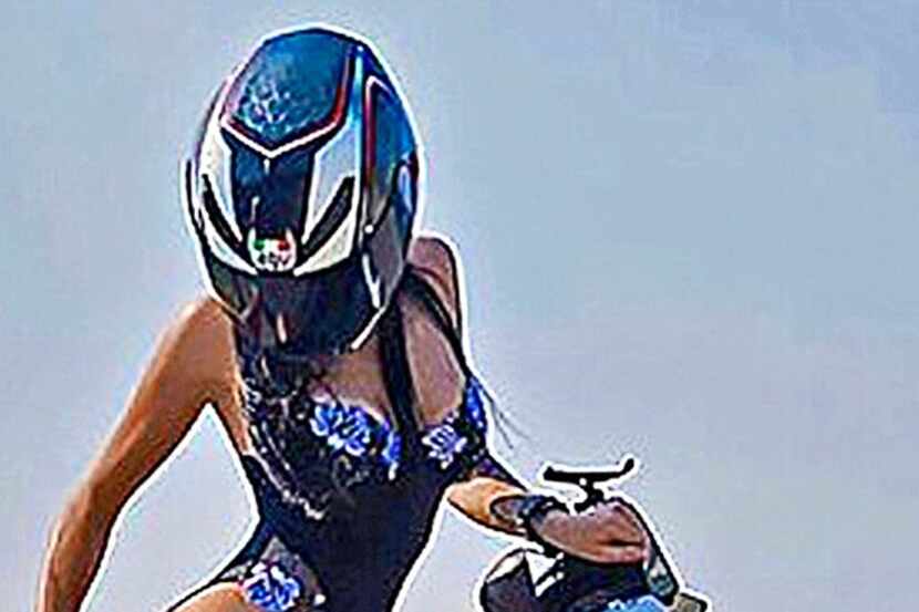 Olga Pronina, motociclista rusa conocida en redes sociales por hacer acrobacias en poca...